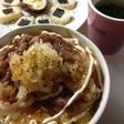 カリカリ豚のピリ辛丼