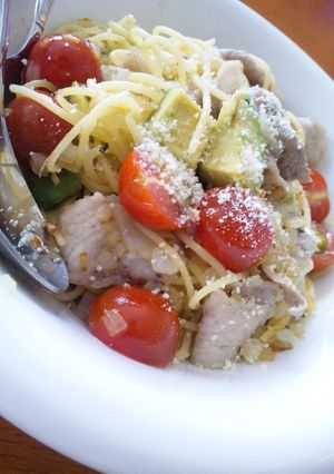 豚肉とアボカドとトマトのあっさりパスタ-レシピのメイン写真