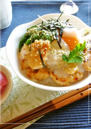 鶏と野菜と温泉卵の塩麹丼-レシピのメイン写真