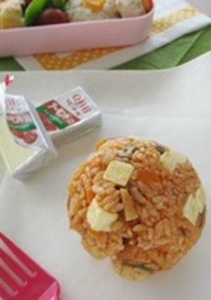 チーズとはんぺんのケチャップライスにぎり-レシピのメイン写真