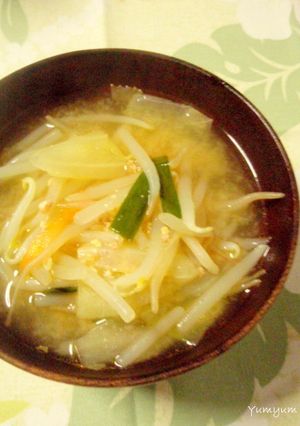 ひき肉とカット野菜で具だくさんみそ汁-レシピのメイン写真