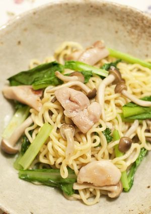 鶏肉としめじと小松菜の中華風焼きそば-レシピのメイン写真