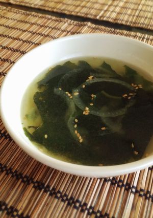超低カロリー♪玉ねぎとわかめのスープ-レシピのメイン写真