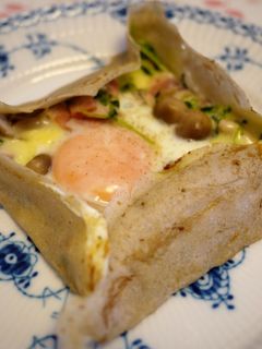豆苗としめじベーコンの目玉ガレット-レシピのメイン写真