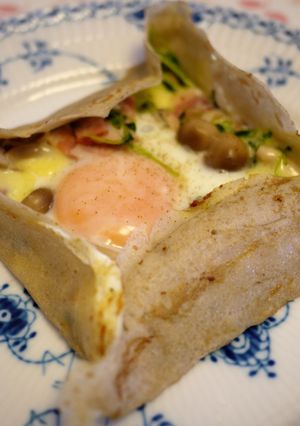豆苗としめじベーコンの目玉ガレット-レシピのメイン写真