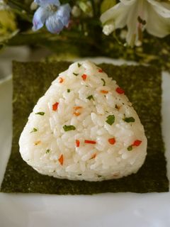 スィートチリ&香菜のエスニックおにぎり♪-レシピのメイン写真