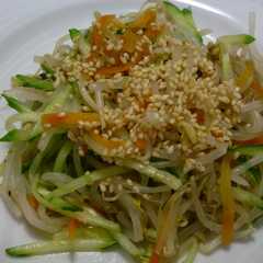 A picture of もやしときゅうりの温野菜サラダ.
