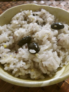 炊飯器で雑穀・蒸し黒豆入りもっちりおこわ-レシピのメイン写真