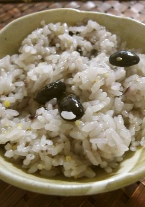 炊飯器で雑穀・蒸し黒豆入りもっちりおこわ-レシピのメイン写真