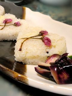タケノコと桜の塩漬けのおこわおにぎり-レシピのメイン写真