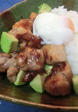 チキンとアボカドの半熟温たま丼-レシピのメイン写真