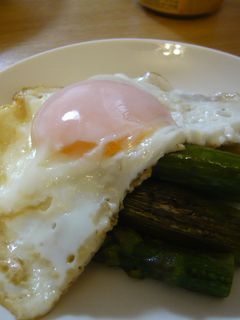 アスパラガスの目玉焼き乗せ-レシピのメイン写真