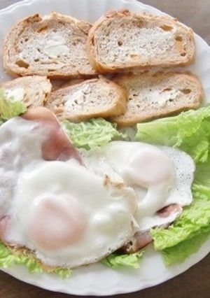 ドイツパンとハムエッグで、オープンサンド-レシピのメイン写真