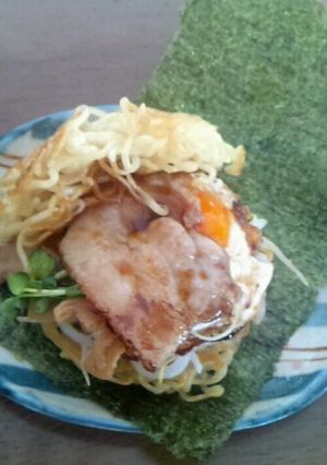 まさかの…そのまんま♪ラーメンバーガー！-レシピのメイン写真