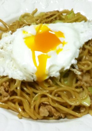 いつもの焼きそばに目玉焼きのせ★-レシピのメイン写真