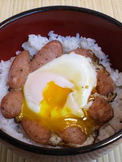 小腹が空いたら魚肉ソーセージで目玉焼き丼-レシピのメイン写真