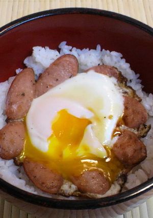 小腹が空いたら魚肉ソーセージで目玉焼き丼-レシピのメイン写真