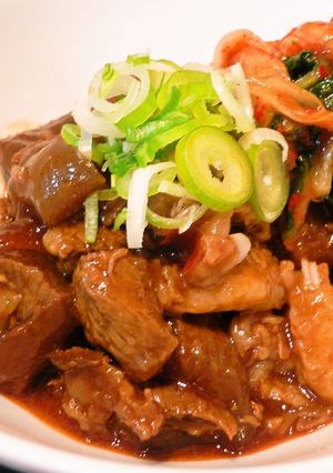 韓国風☆辛旨！牛すじ煮込み～キムチ添え～-レシピのメイン写真