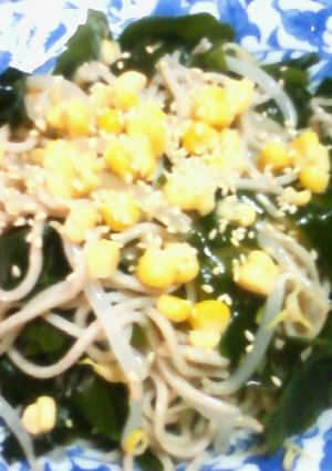 モヤシわかめコーンのせ中華風塩麹蕎麦-レシピのメイン写真