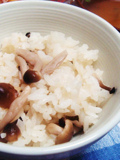 ふりだしで簡単!しめじご飯ヽ(^o^)丿-レシピのメイン写真