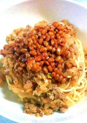 ひき肉とキムチのピリ辛納豆のせボロネーゼ-レシピのメイン写真
