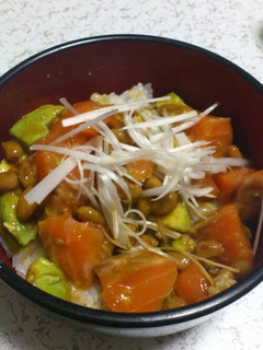 納豆アボカドサーモンユッケ丼-レシピのメイン写真