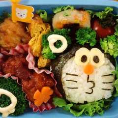 รูปของ 簡単♡ドラえもんおにぎり♪キャラ弁当