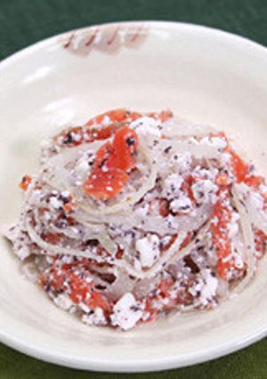 玉ねぎとサーモンの赤しそ風味サラダ-レシピのメイン写真