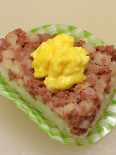 コンビーフハッシュのデコおにぎり-レシピのメイン写真