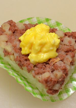 コンビーフハッシュのデコおにぎり-レシピのメイン写真