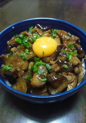 ☆豚とナスのこってり旨丼♪卵黄添え☆-レシピのメイン写真