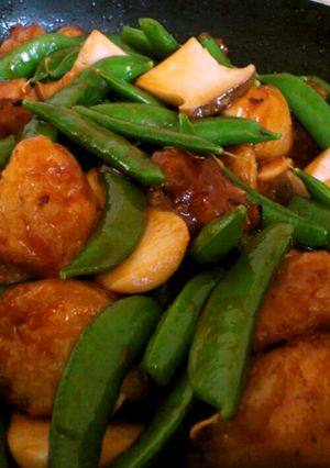 スナップえんどうと鳥ももとｴﾘﾝｷﾞ炒め-レシピのメイン写真
