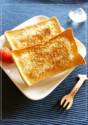 フロストシュガーと胡麻・粉チのトースト-レシピのメイン写真