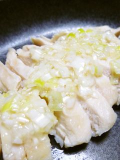 レンジで塩麹蒸し鶏のねぎ塩レモン風味だれ-レシピのメイン写真