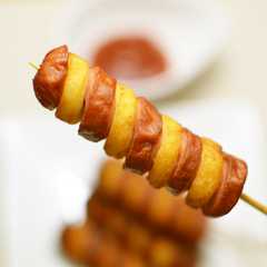 รูปของ らせんソーセージのフライドポテト巻き