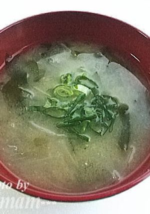 玉葱とワカメのお味噌汁-レシピのメイン写真