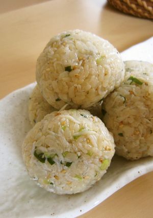ごま香る♪しらすおにぎり-レシピのメイン写真