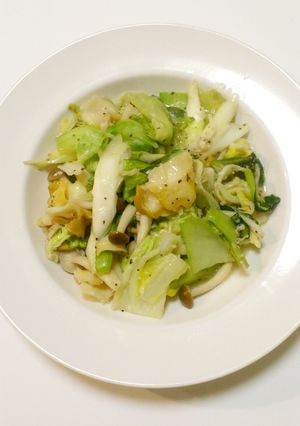 ツブ貝とキノコと葉野菜の塩麹炒め♪-レシピのメイン写真