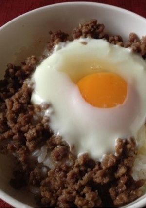 材料3つ♪旨うま！挽肉月見丼-レシピのメイン写真
