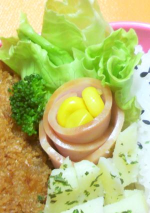お弁当に♫ くるくるハム＆レタス♫デコ弁-レシピのメイン写真
