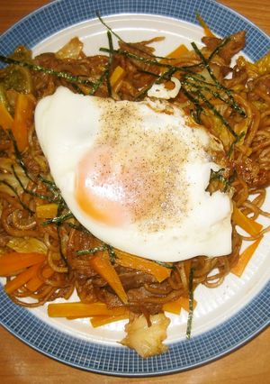 具材はあるものでＯＫ！目玉焼き焼きそば。-レシピのメイン写真