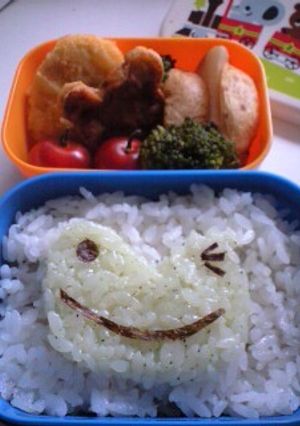詰めご飯で♪簡単☆かえるくん〈キャラ弁-レシピのメイン写真
