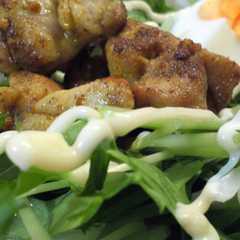 รูปของ 鶏肉の水菜サラダ カレー風味