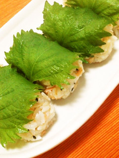 昆布と塩麹でいい味!鮭と大葉のおにぎり-レシピのメイン写真