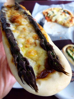 アスパラの丸ごとピザ・・・塩麹風味-レシピのメイン写真