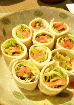 スモークサーモンと生野菜のロールサラダ-レシピのメイン写真