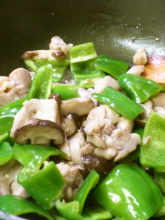 椎茸 鳥もも ピーマン炒め-レシピのメイン写真