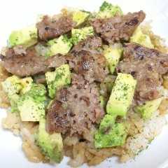 焼肉のタレ使用！牛肉とアボカドの炒飯-レシピのメイン写真