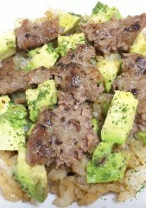 焼肉のタレ使用！牛肉とアボカドの炒飯-レシピのメイン写真