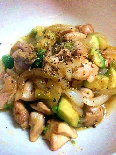 鶏のもも肉とアボカドのしょうゆ炒め-レシピのメイン写真